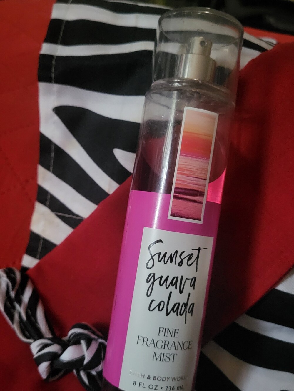 Women's Body Mist (SUNSET GUAVA COLADA) By Bath & Body Works